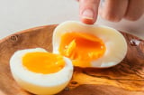 Tại sao nên cho chút giấm vào nồi luộc trứng?