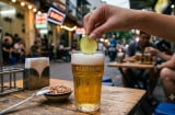 Vì sao nên cho một lát chanh vào cốc bia tươi?