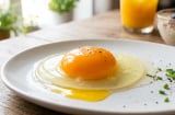 Ăn 2 quả trứng mỗi ngày có thể giúp giảm LDL, nhưng bữa ăn đi kèm mới là điều quyết định