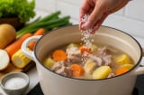 Tại sao không nên nêm muối vào ngay từ đầu khi nấu ăn?