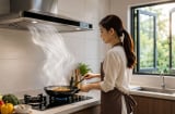 Khi mở máy hút mùi, nên đóng hay mở cửa? Nhiều người đang làm sai