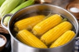Luộc ngô ngọt (ngô vàng) đừng chỉ cho đường, thêm thứ này ngô thơm hơn, đậm vị