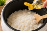 Tại sao nhiều người lại cho dầu ăn vào nấu cơm? Cách làm tưởng lạ nhưng lại có lý do bất ngờ