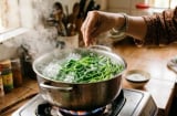 Vì sao luộc rau cho thêm 1, 2 hạt muối vào nồi?