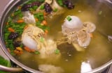 Tại sao không nên cho muối từ đầu khi hầm xương?