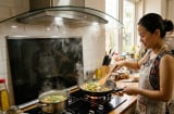 Bật máy hút mùi nên đóng hay mở cửa? Nhiều người làm sai mà không biết