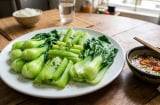Luộc rau nước sôi hay nước lạnh đều chưa chuẩn: Làm thêm bước này rau xanh mướt giòn sần sật