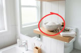 Vì sao nên đặt bát muối trắng trong nhà vệ sinh?