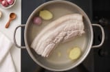 Mẹo luộc thịt trắng hồng đẹp mắt, mềm ngọt, không bị khô