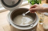 Tại sao nên cho một thìa giấm vào nồi cơm trước khi nấu?