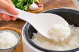 Tại sao thìa xới cơm lại nhiều chấm sần mà không làm nhẵn? Hóa ra có lý do rất thực tế