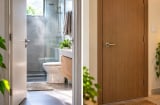 Nhà vệ sinh nên đóng hay mở cửa khi không dùng? Nhiều gia đình đang làm ngược