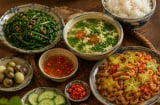 Những món ăn mùa hè dân dã, đậm vị quê nhà từ lá hẹ và tép đồng
