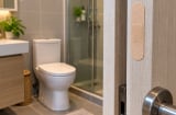  Vì sao nhiều gia đình dán miếng urgo ở cửa nhà vệ sinh?