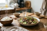 Thịt bò xào mãi với hành tây cũng chán, thử kết hợp dưa chuột và nấm: Món nhanh gọn, cả nhà ăn hết veo