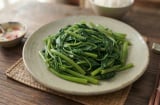 Luộc rau muống chỉ bỏ nước lạnh thôi là dại: Thả thêm thứ này vào rau xanh mướt giòn sần sật