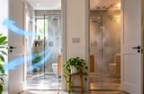 Cửa nhà tắm nên đóng hay mở khi không dùng? Nhiều gia đình đang làm sai mà không biết