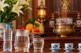 Nước trên ban thờ nên dùng nước gì?