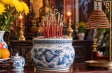 Vì sao phong thủy kiêng cắm chân hương vòng vào bát hương tại nhà?