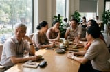 Sau khi nghỉ hưu, người khôn ngoan thường hạn chế lui tới 2 nơi này để tuổi già nhẹ đầu, sống an nhiên