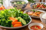 Vì sao nên ăn rau đầu tiên trong bữa ăn? 5 lợi ích đáng chú ý, nhiều người đang làm ngược