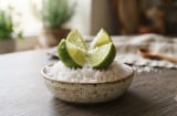 Vì sao nên đặt bát muối quả chanh ở đầu giường?