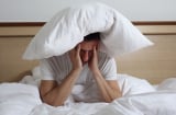 Mất ngủ vào mùa hè do đâu? Cảnh báo hệ lụy sức khỏe nếu kéo dài