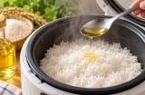 Vì sao nhiều người cho một thìa dầu ăn vào nồi cơm? Mẹo nhỏ nhưng có lý do