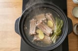 Cách làm nước hầm xương ngọt thanh, trong veo: Chỉ cho 3 loại gia vị này