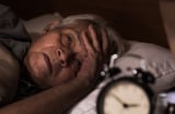 Mất ngủ kéo dài ở người cao tuổi: Đừng xem nhẹ những đêm trằn trọc