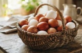 Mua trứng gà nên chọn trứng vỏ trắng hay trứng vỏ đỏ