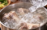 Tại sao nhiều người cho đá lạnh vào nồi canh xương đang sôi?