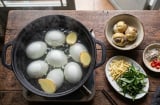 Vì sao luộc trứng vịt lộn nên thêm vài lát gừng?