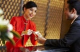 Tại sao lễ tân không nói to số phòng của khách?