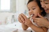 Trẻ ít ăn đồ ngọt vẫn dễ sâu răng: 4 thói quen cha mẹ nên bỏ càng sớm càng tốt