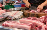 Vì sao hàng thịt luôn có những chiếc khăn để trên bàn?