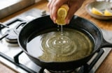 Chỉ vài giọt chanh vào chảo dầu, nhiều người bất ngờ với kết quả nhận được