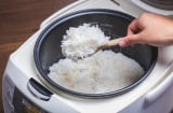 Vì sao bạn không nên mở nắp nồi cơm điện để xới cho đến khi chín hẳn?