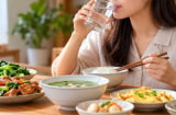 Có nên uống nước trong khi ăn cơm? 4 điều cần biết