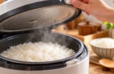 Bao lâu sau khi nồi cơm điện chuyển sang giữ ấm thì có thể mở nồi? Chờ đúng lúc cơm ngon hơn hẳn