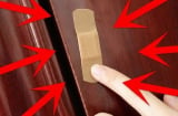 Tại sao bạn nên dán 1 miếng băng urgo lên cửa nhà vệ sinh?