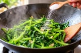 Xào rau đừng vội cho muối: Thời điểm nêm gia vị nhiều người vẫn làm sai