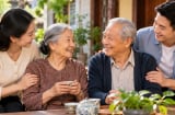 Cha mẹ già tuyệt đối không nên giao hết cho con cái 5 việc này
