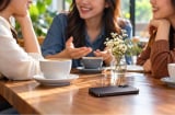 Vì sao nên úp điện thoại xuống khi trò chuyện? 5 lý do nhỏ nhưng đáng để thay đổi