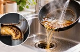 Có nên dùng nước nóng dội rửa nồi chảo đầy dầu mỡ?