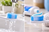 Có nên làm ướt bàn chải trước khi cho kem đánh răng?