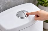 Vì sao bồn cầu có 2 nút xả? Nhiều người dùng mỗi ngày nhưng chưa biết cách dùng đúng