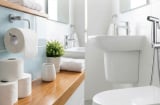 Sau khi đi vệ sinh, nên dùng giấy hay dùng vòi xịt?