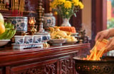 Thắp hương xong, khi hạ lễ hóa vàng có cần hạ chén nước xuống không?