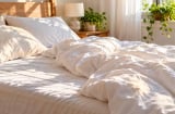 Vì sao không nên gấp chăn màn ngay khi thức dậy? 4 lý do bạn nên biết